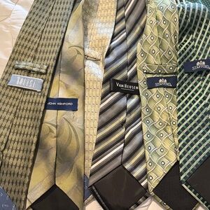 Van Heusen Men's Green and Gray Diagonal Stripe Tie
